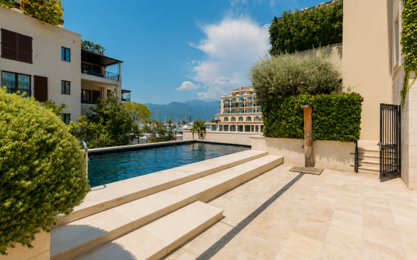 Ekskluzivan apartman sa 3 spavaće sobe i izlazom na bazen u Porto Montenegro