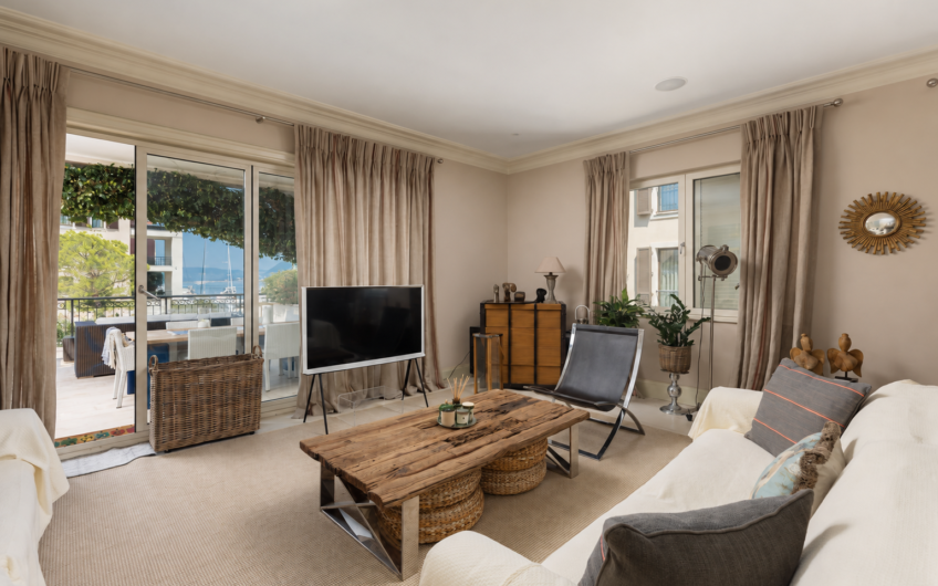 Ekskluzivan apartman sa 3 spavaće sobe i izlazom na bazen u Porto Montenegro