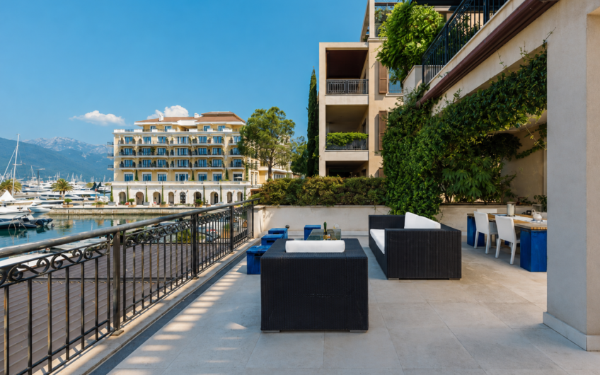 Ekskluzivan apartman sa 3 spavaće sobe i izlazom na bazen u Porto Montenegro