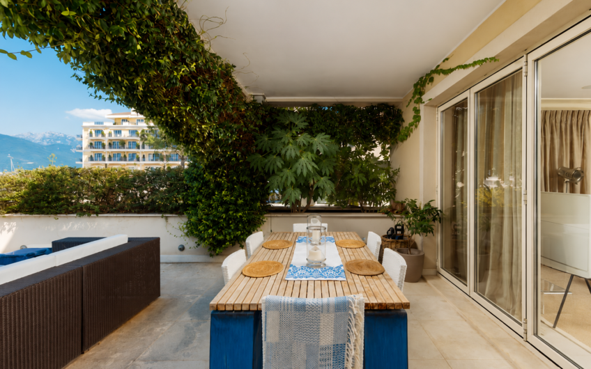 Ekskluzivan apartman sa 3 spavaće sobe i izlazom na bazen u Porto Montenegro