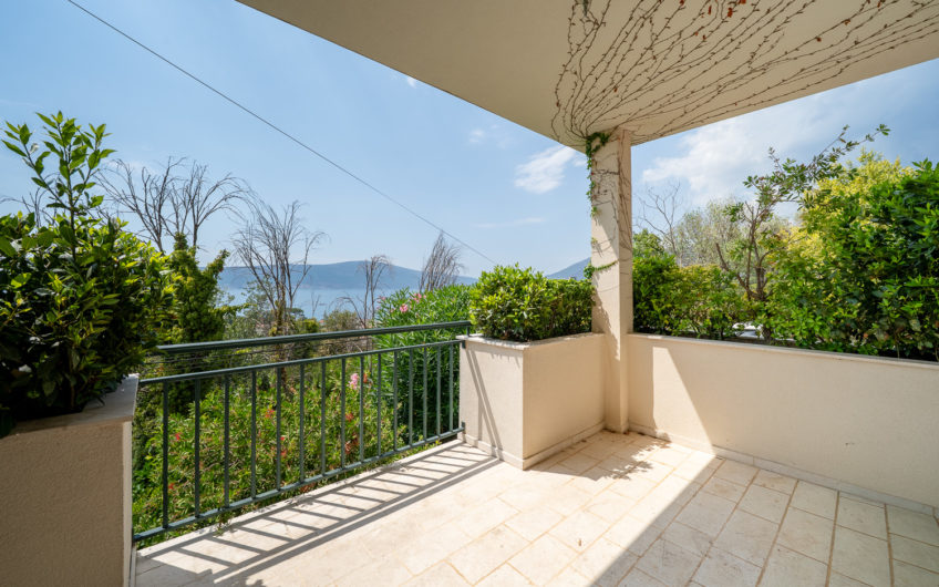 Vila s panoramskim pogledom na pješačkoj udaljenosti od mora – Tivat