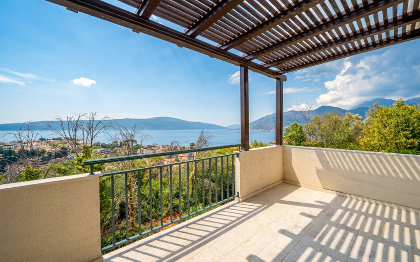 Vila s panoramskim pogledom na pješačkoj udaljenosti od mora – Tivat